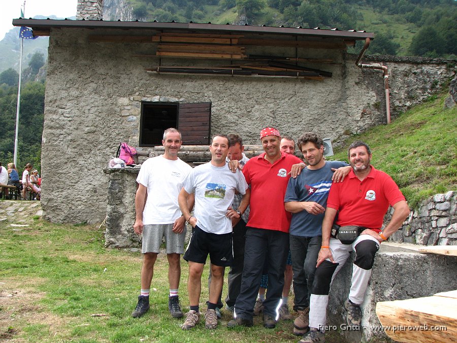 festaBeita 145.jpg - ...soddisfatti della loro Beita  e della riuscitissima Festa con un arrivederci al  prossimo anno